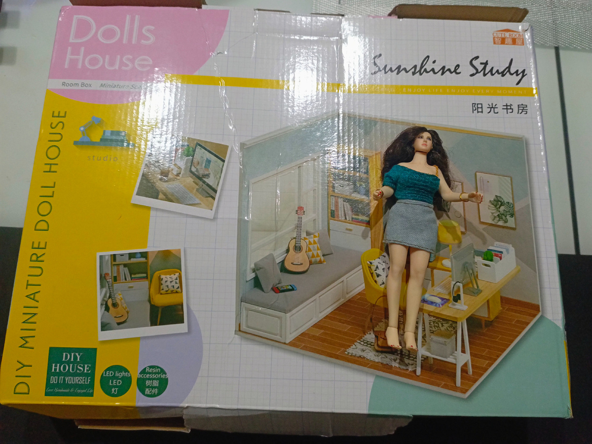 Уже чувствует себя как дома и даже фотографию румбокса на холодильник повесила для осознанной визуализации 