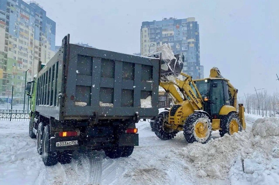    В Нижнем Новгороде продолжают бороться с последствиями мощного снегопада. Пресс-служба администрации Нижнего Новгорода