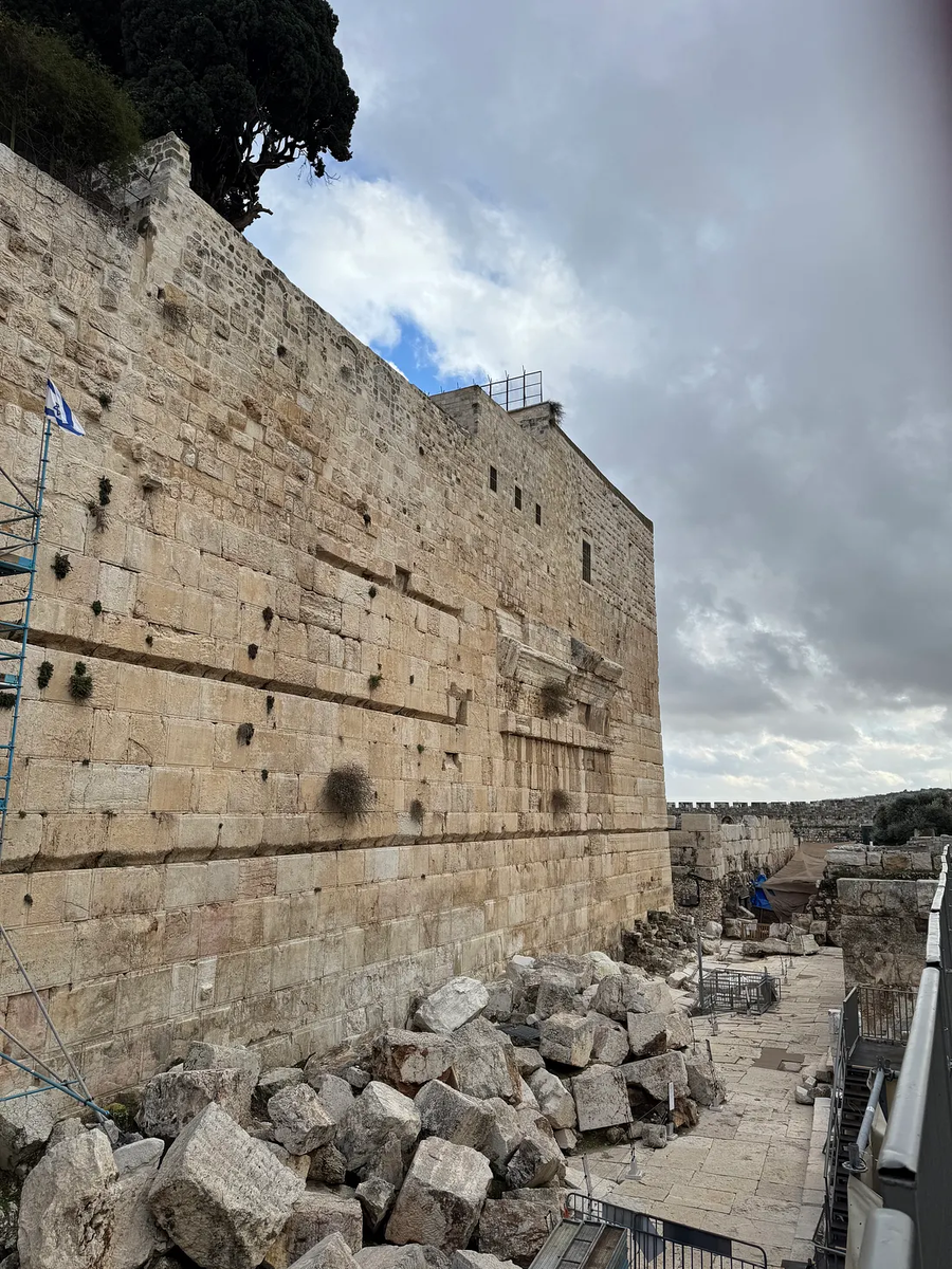 Камни с Западной стены Второго Храма в Иерусалиме, сброшенные на улицу римскими таранами 9 ава 70 года н.э. Эта улица I века расположена у подножия Храмовой горы, на углу, где сходились Западная и Южная стены Храма.