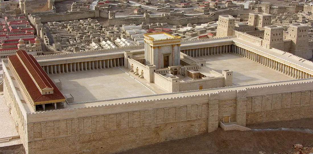 Миниатюрная реконструкция Храмовой горы в модели Иерусалима (Holyland Model of Jerusalem), на которой Второй Храм изображён в составе макета Старого города. Модель была создана археологом Михаэлем Ави-Йона по археологическим данным и древним источникам и находится в Израильском музее, Иерусалим
