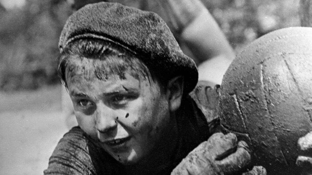    Юный вратарь во время футбольного матча в Москве / Фото: Олег Неелов / РИА Новости