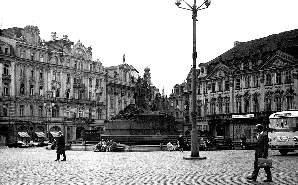 Староместская площадь и памятник Яну Гусу. Справа в углу - автобус ЛАЗ