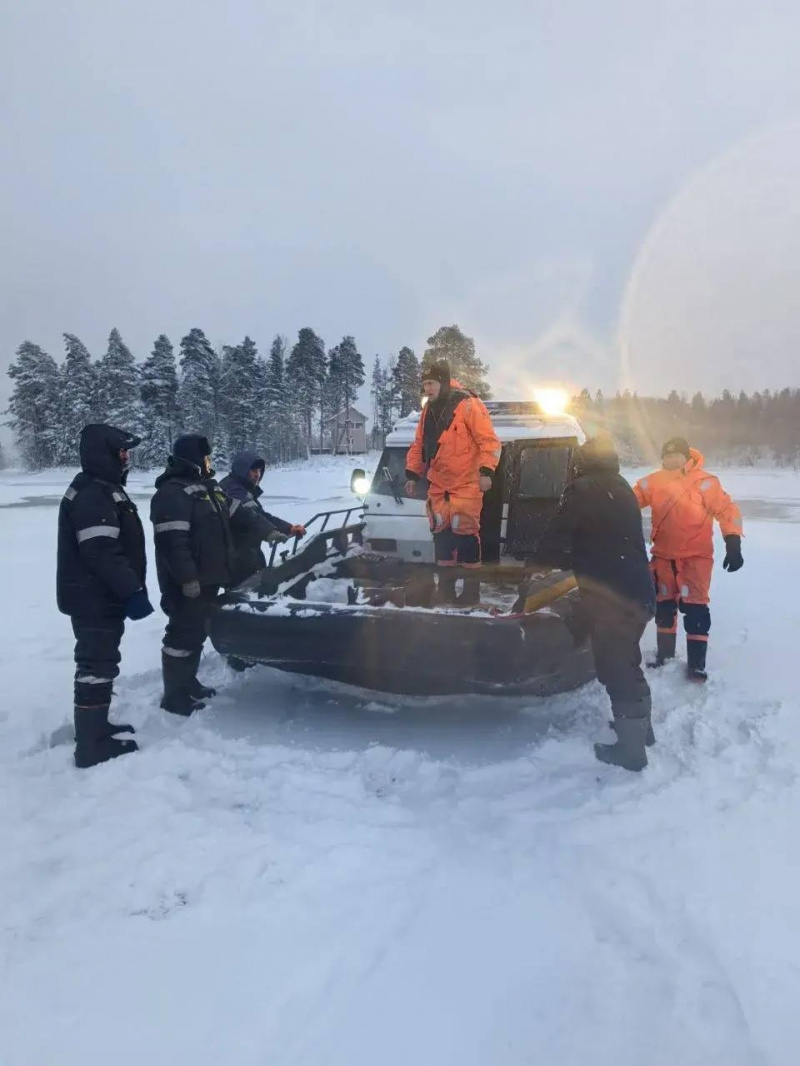    Спасатели пришли на помощь форелеводам, у которых сломалась аэролодка на ОнегоГосударственный комитет Карелии по ОЖ и БН