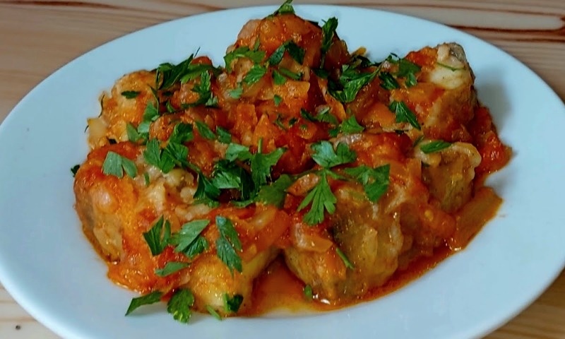 Минтай в томатно-сметанном соусе