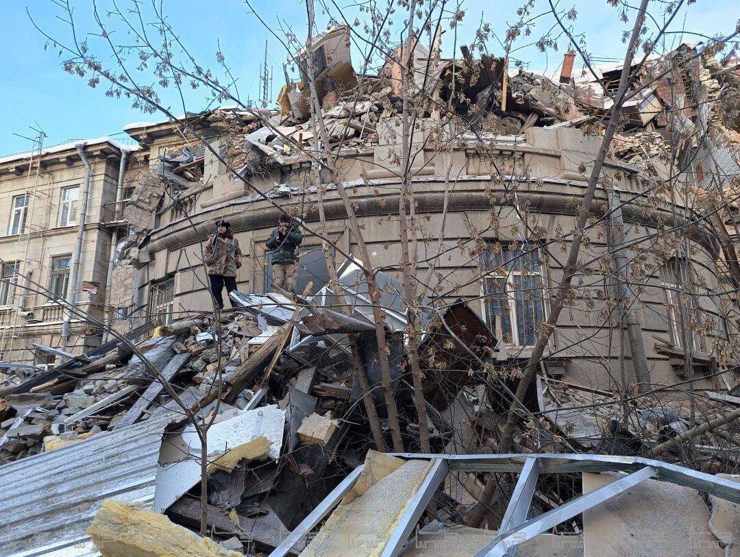 Работы начались в новогодние праздники. Вероятно, в надежде, что большинство градозащитников находятся вне города. Фото: «Собака»