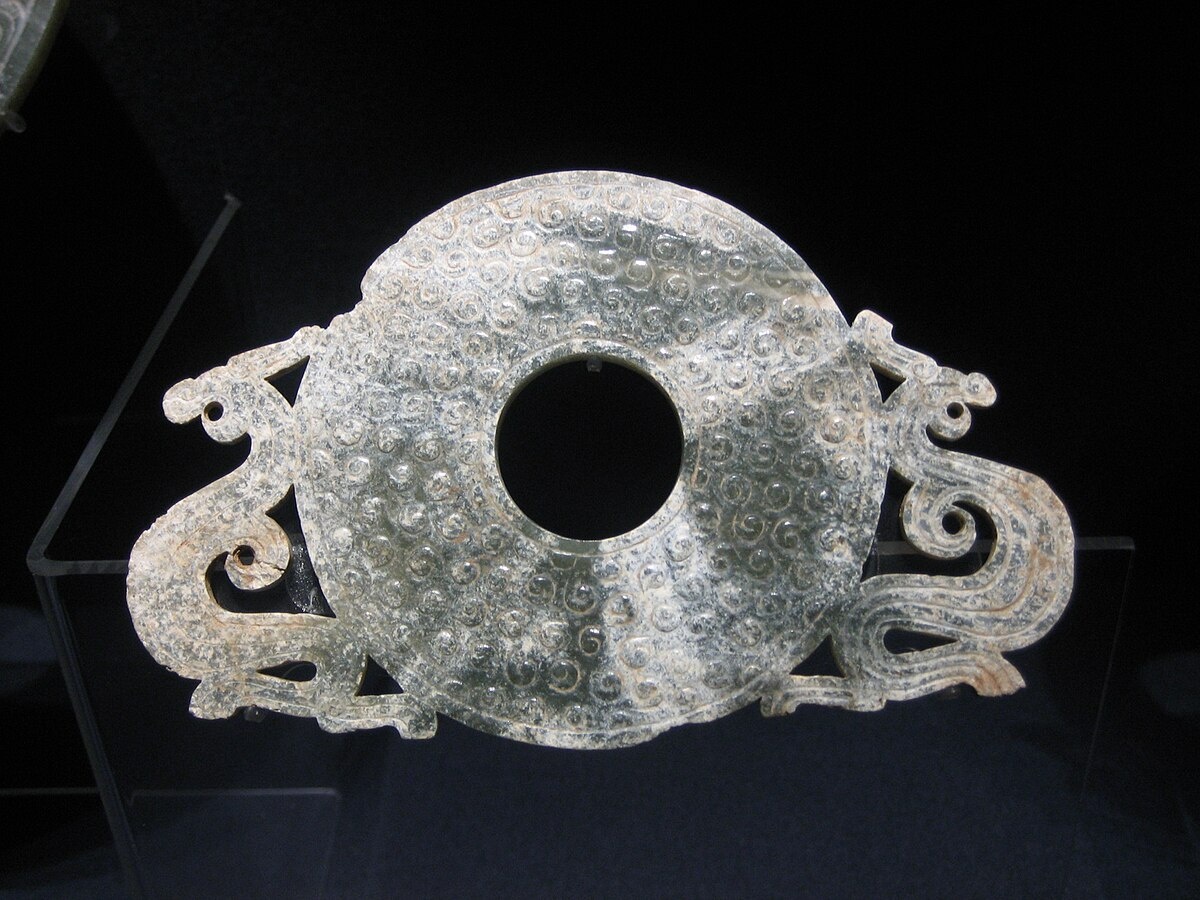 Вот эта неясного назначения хреновина, она же «диск Би», символизирует небесный мандат.