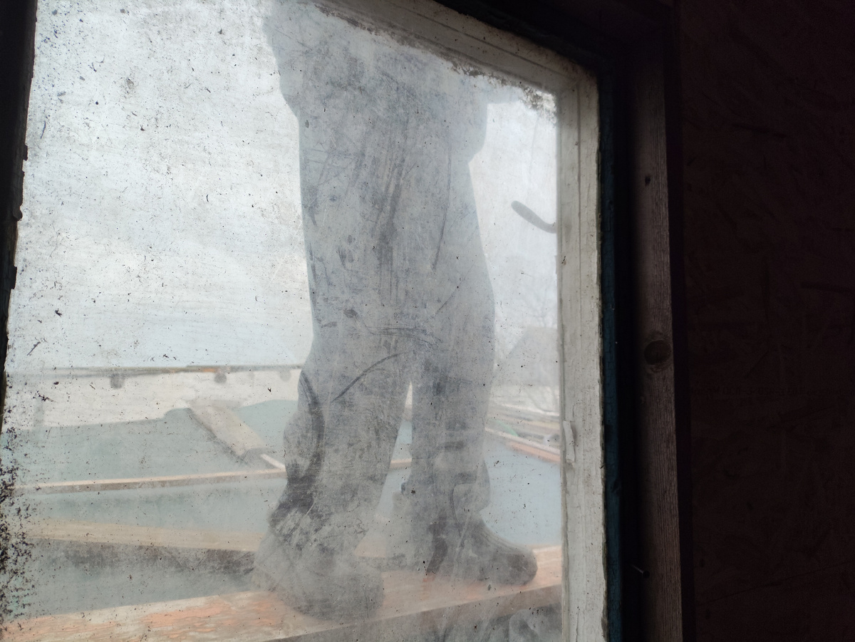 Из сарая наблюдаю, как по крыше курятника муж бегает