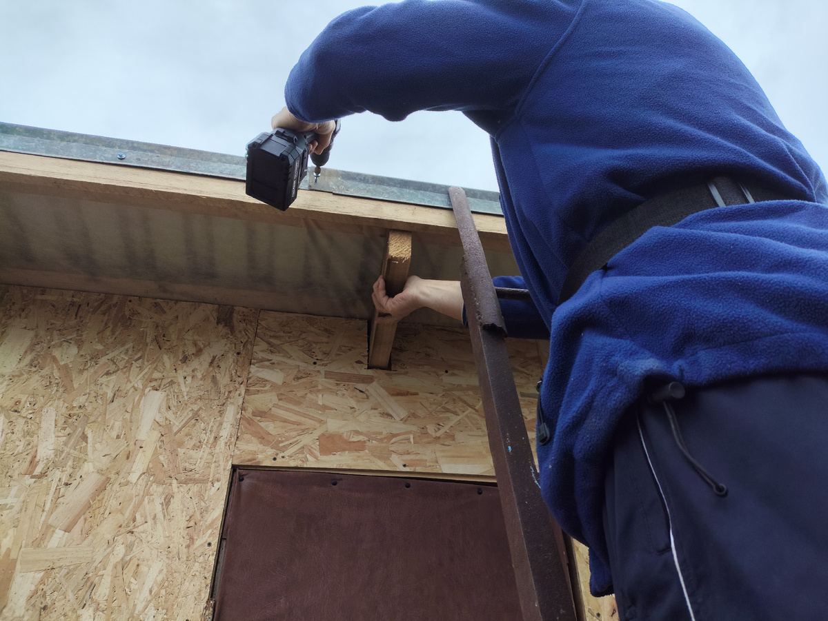 Поддерживаю, чтобы не улетел...