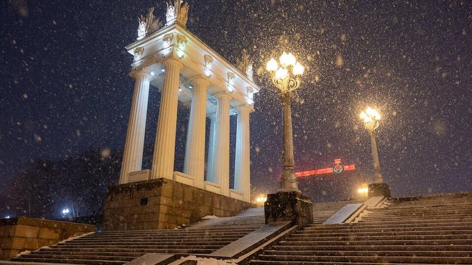 Завораживающими снимками снегопада в Волгограде поделился фотограф