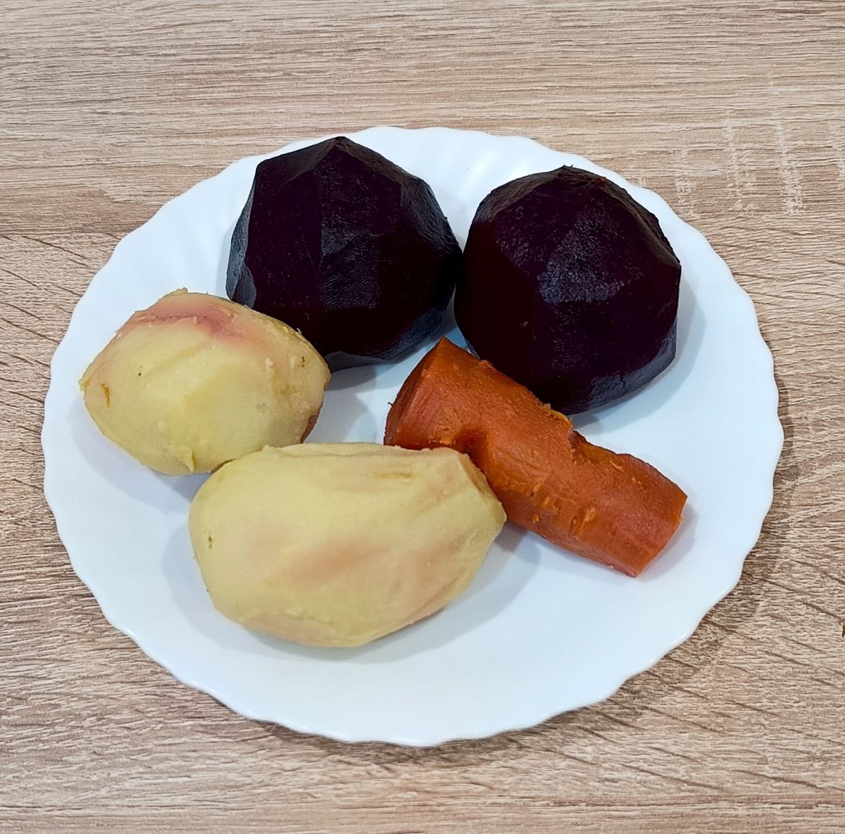 Отвариваем и чистим овощи