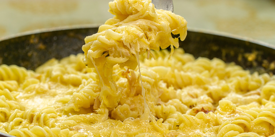 Макароны с сыром и тушенкой на сковороде - простой и аппетитный ужин на каждый день