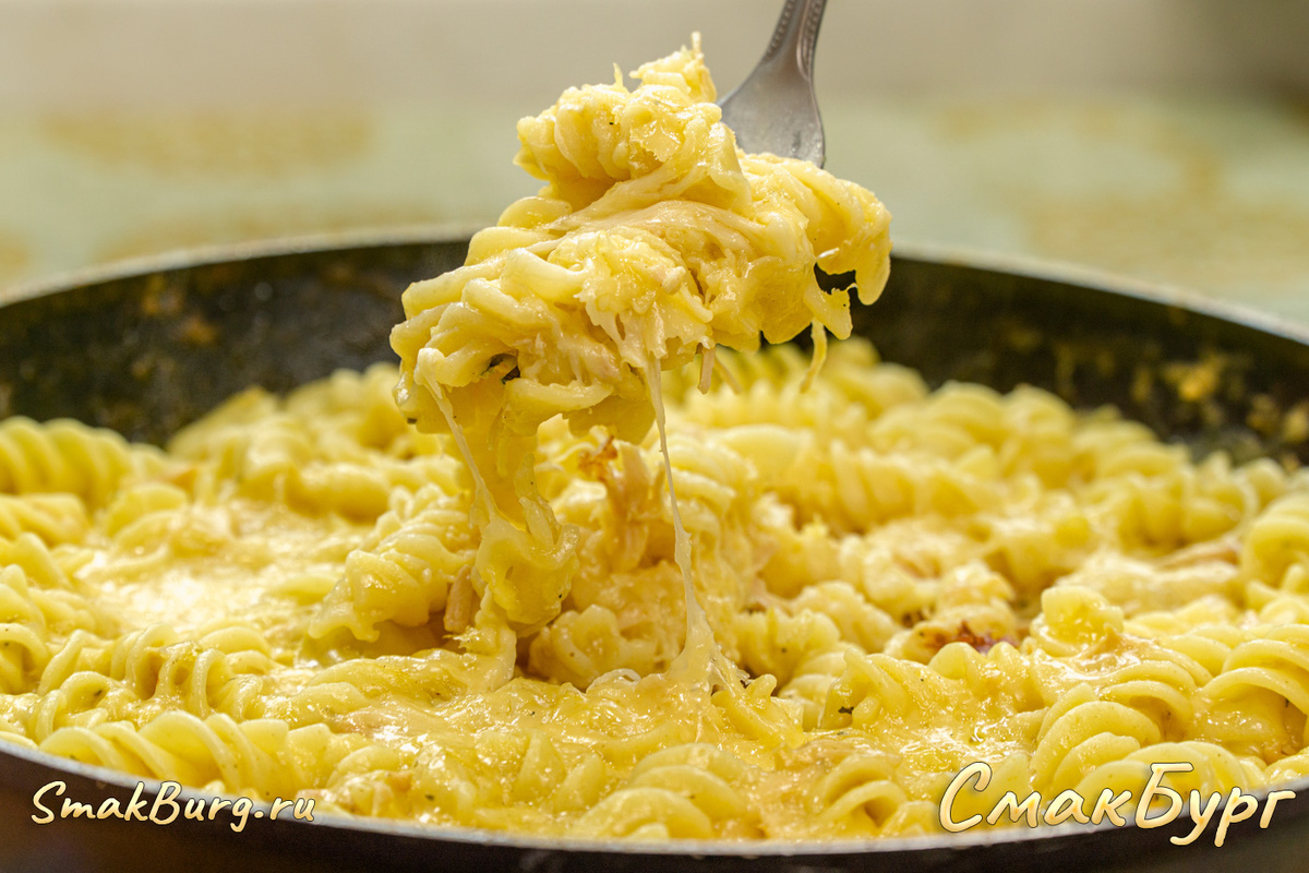 Макароны с сыром и тушенкой на сковороде - аппетитный рецепт на все случаи жизни!