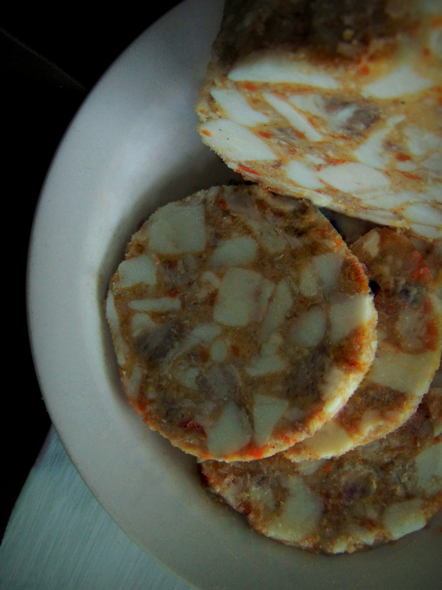 С горчицей да на черном хлебе домашний сальтисон просто убийственно хорош. 