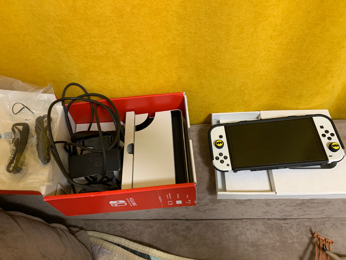 Мой комплект Nintendo Switch Oled с защитным стеклом, накладками на стики ну и лучшим чехлом
