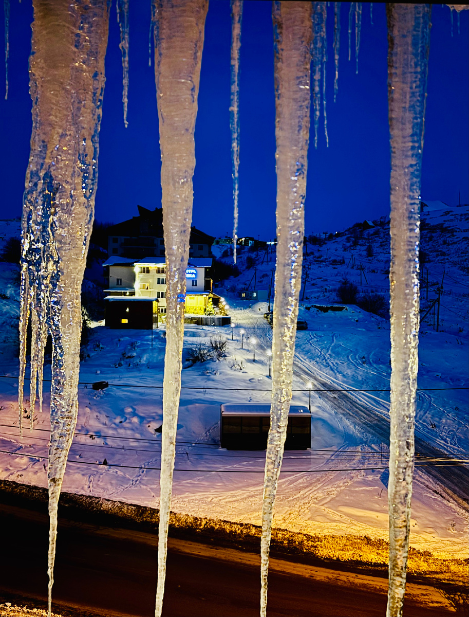 Это вид из окна наших апартаментов в Гудаури. (Сосульки тут совершенно не чистят на крышах, но это бывает красиво)
