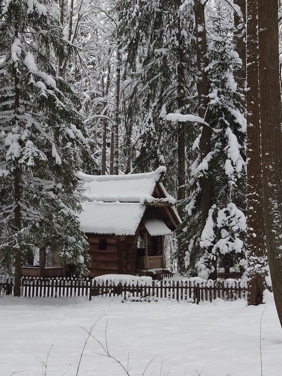 Избушка на курьих ножках в Абрамцево 