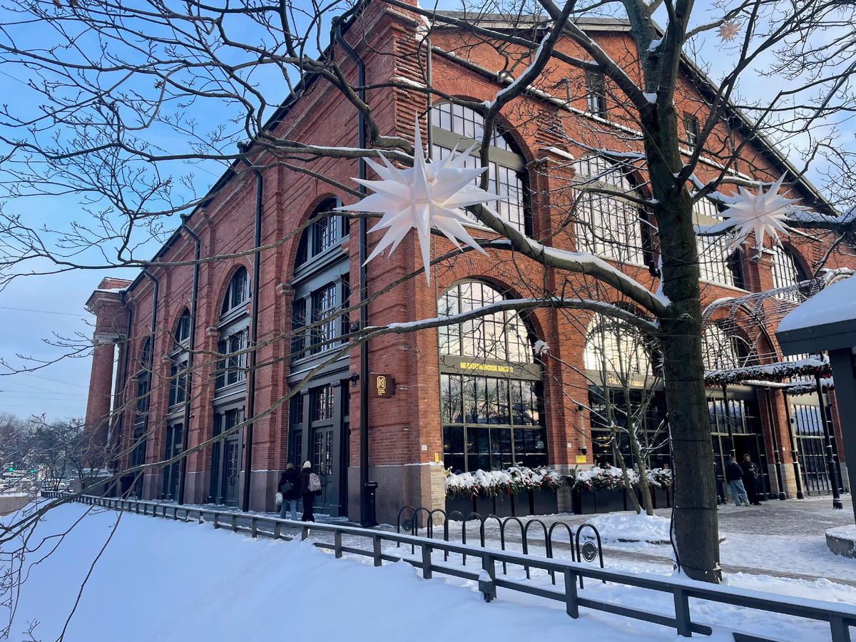 Угловое здание на острове Новая Голландия