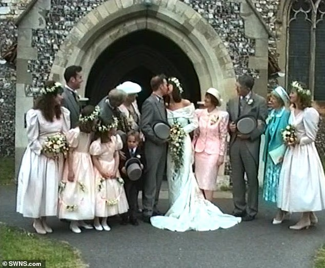 Свадьба дяди Кейт Кидллтон Гэри Голдсмита и Миранды Фут в 1991 году. Кейт Мидллтон стоит третья слева в переднем ряду.  