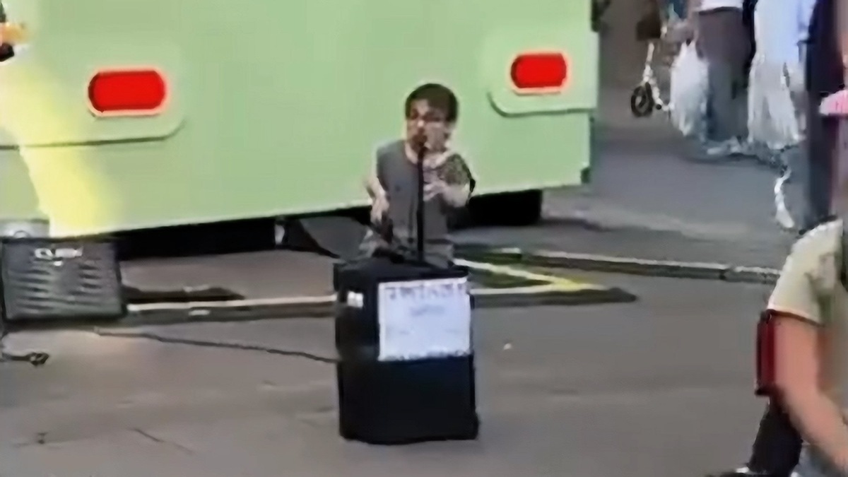 Улица - его сцена, увы...