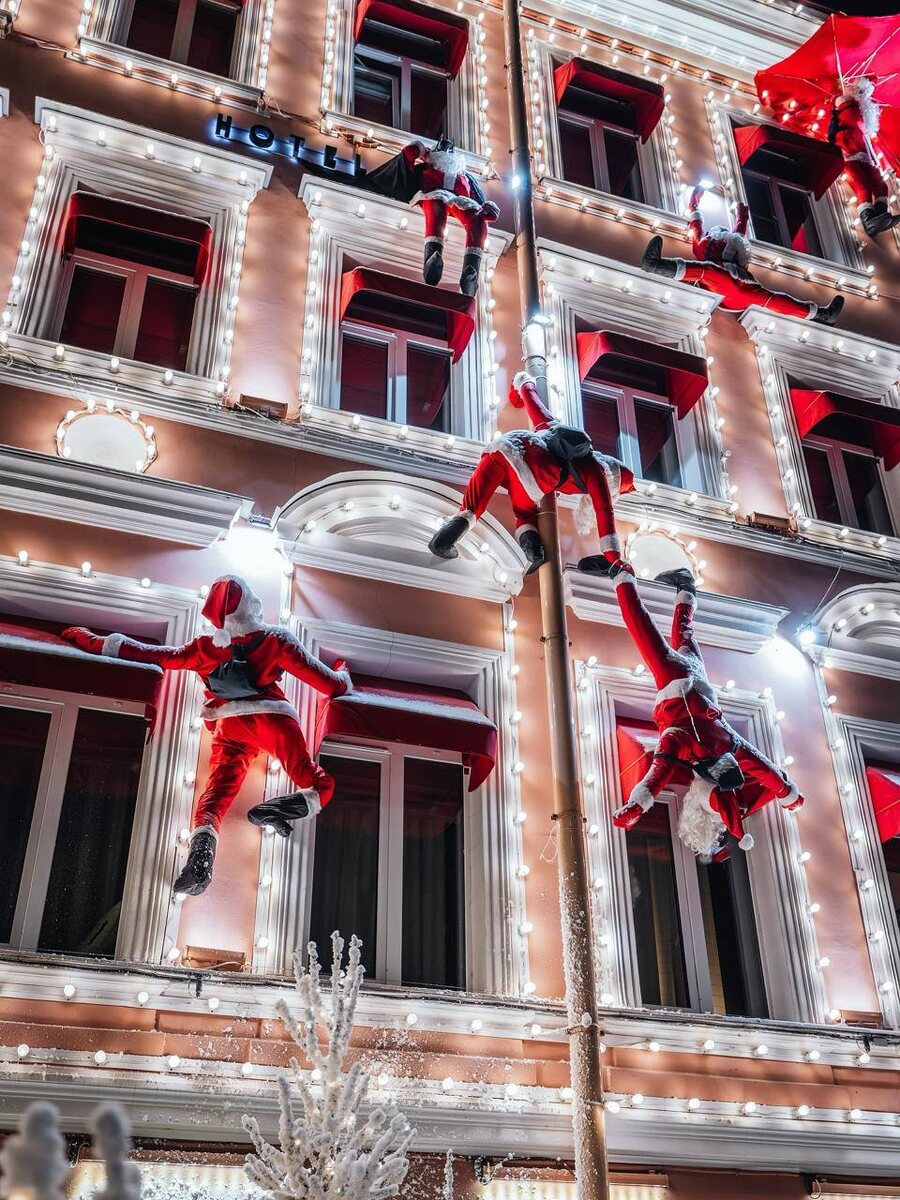 Забавное украшение здания.