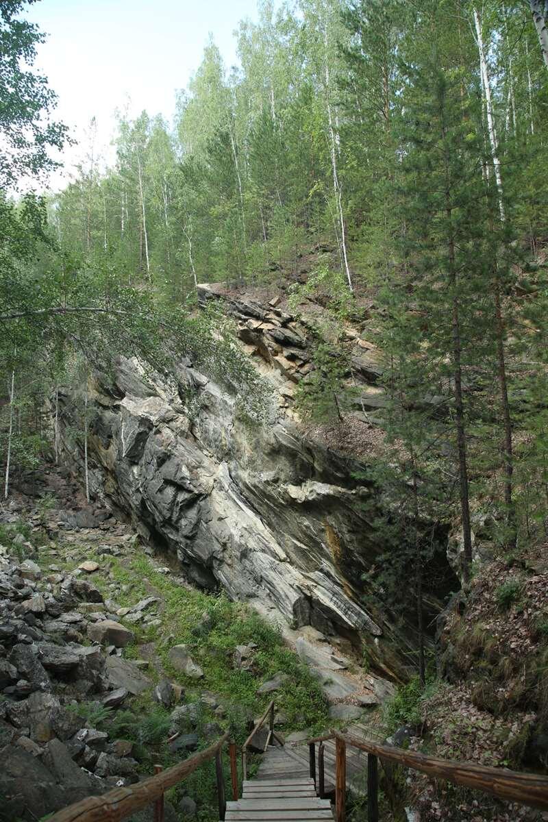    Экологическая тропа поднимается наверх, вдоль заброшенных выработок stalker