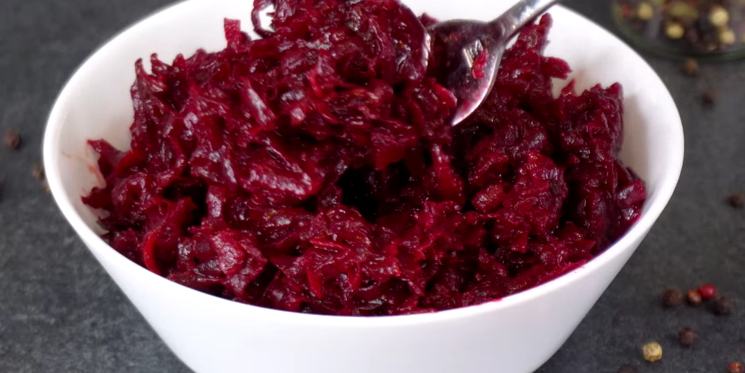 Просто обожаю такую свеклу! Готовлю кастрюлю, ставлю в холодильник... и салат, и гарнир, и на хлеб...