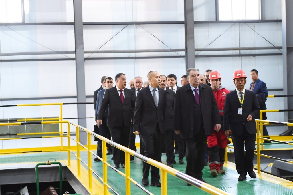 Эмомали Рахмон сдал в эксплуатацию горно-обогатительное предприятие.
Фото пресс-службы президента Таджикистана