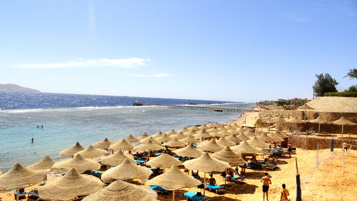 Отель на первой линии - это удобно, но сильно переплачивать только из-за близости к морю не вижу сымсла