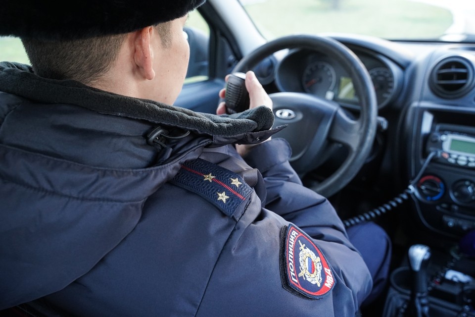    В Новосибирске на одном из окон жилого дома заметили табличку с надписью «Меня пытают! Спасите!». Светлана МАКОВЕЕВА