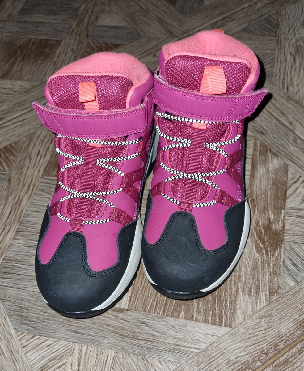 Теперь в таких ярких розовых моя дочь по снежку бегает. В цвет комбинезона)