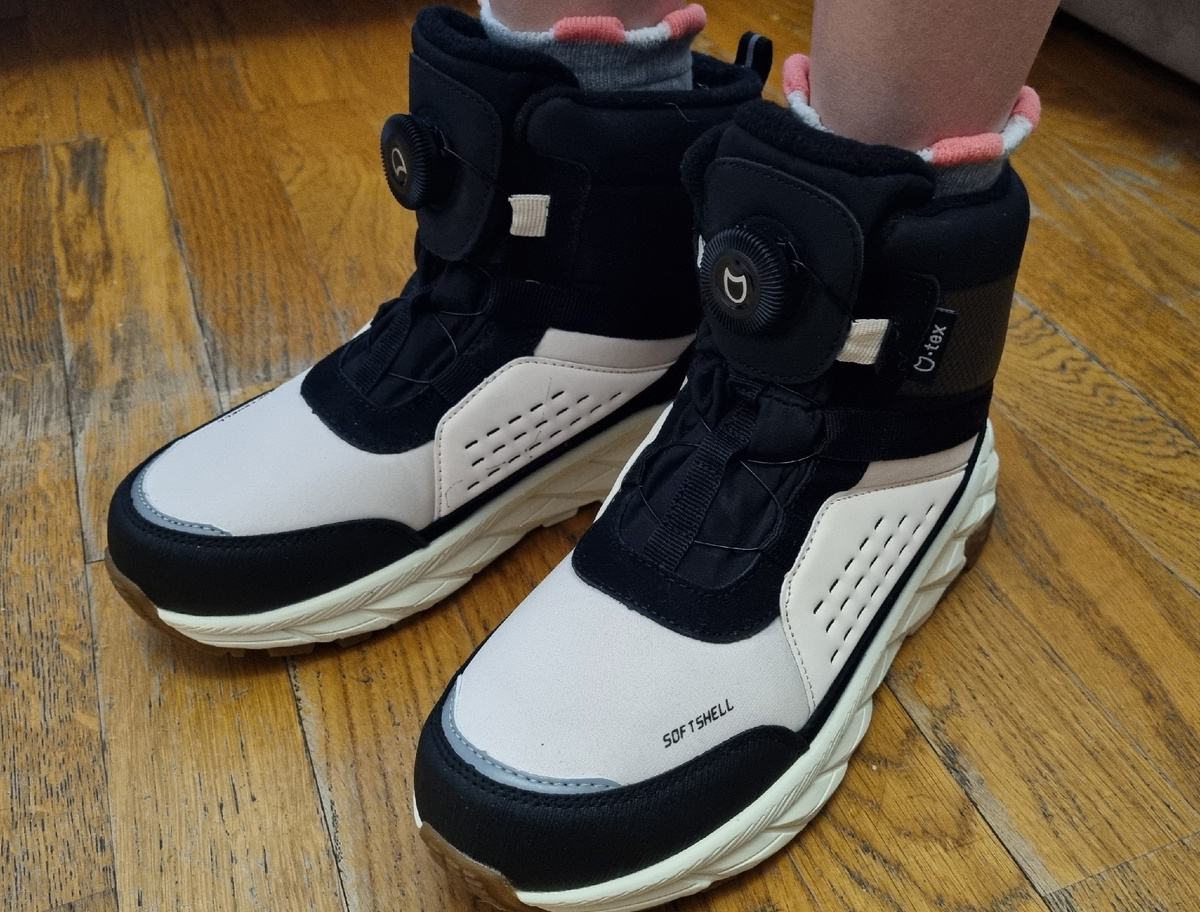 Здесь какая-то умная застёжка. Отщелкиваешь, крутишь, щелкаешь, опять крутишь. В общем лишь бы не сломалось😆