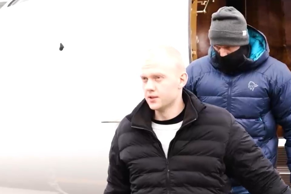    Видео обмена баскетболиста Касаткина на француза-иноагента Винатье* показала ФСБ, фото: кадр из видео