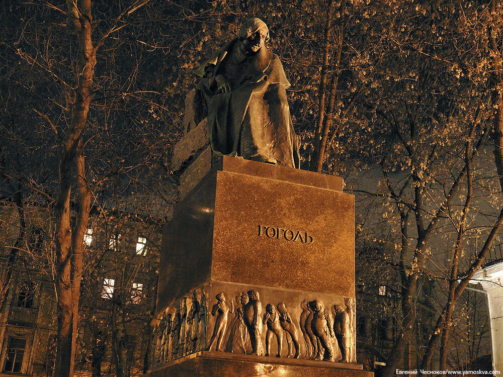 Памятник Гоголю в Москве в ночное время. Фото из открытого источника Интернета 