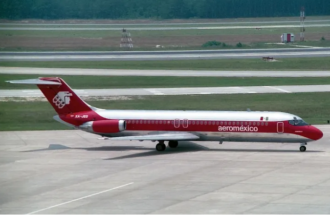 XA-JED — самолёт DC-9, попавший в аварию. (Кит Бёртон)
