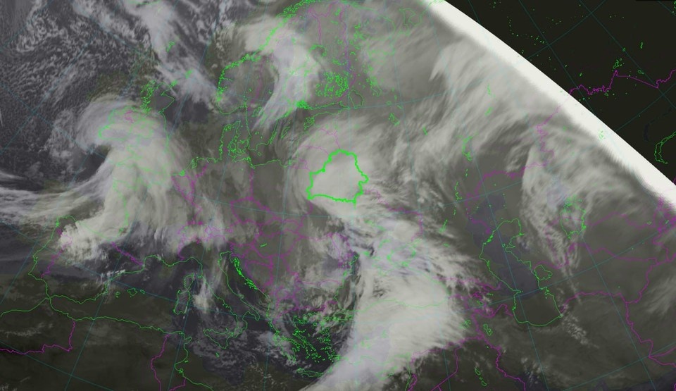    Белгидромет показал фото иклона со спутника. Фотоиллюстрация: pogoda.by.