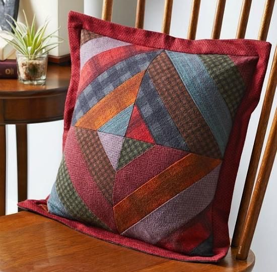 Диванные подушки из мелких лоскутов. Идеи для воплощения!