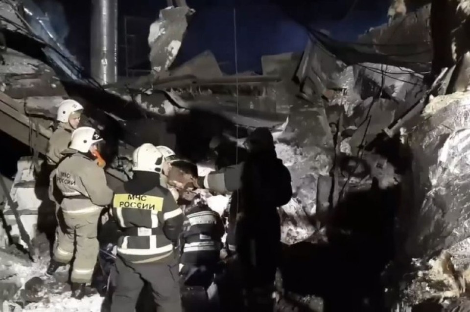    Из-за взрыва твердотопливного котла произошел пожар и обрушилась кровля. Фото: МЧС по Свердловской области