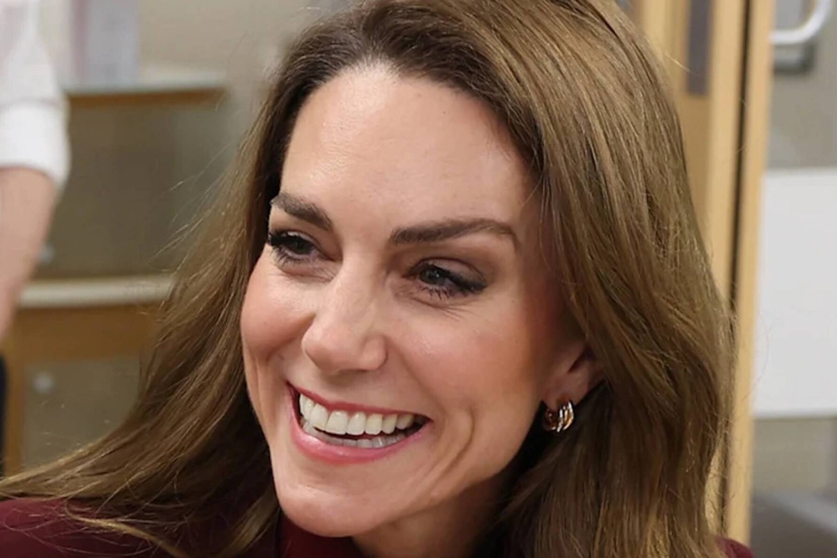     Сняла обручальное кольцо, чтобы не заразиться: Кейт Миддлтон неожиданно появилась в больнице в разгар эпидемии