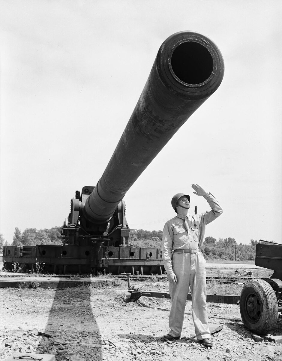 Американский солдат у 406-мм береговой пушки Mark III на Абердинском испытательном полигоне, июль 1943 года.