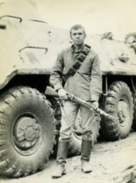 Пограничник из отряда КГБ СССР "Каскад" с трофейной винтовкой Ли-Энфилд (Бур) в ДРА