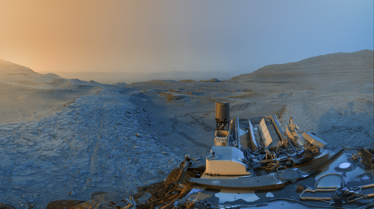 Это , как утверждается, марсианская панорама. Правда она была изначально чёрно-белой, и для красоты ей просто добавили цвета. Чтобы чётче было видно типа.