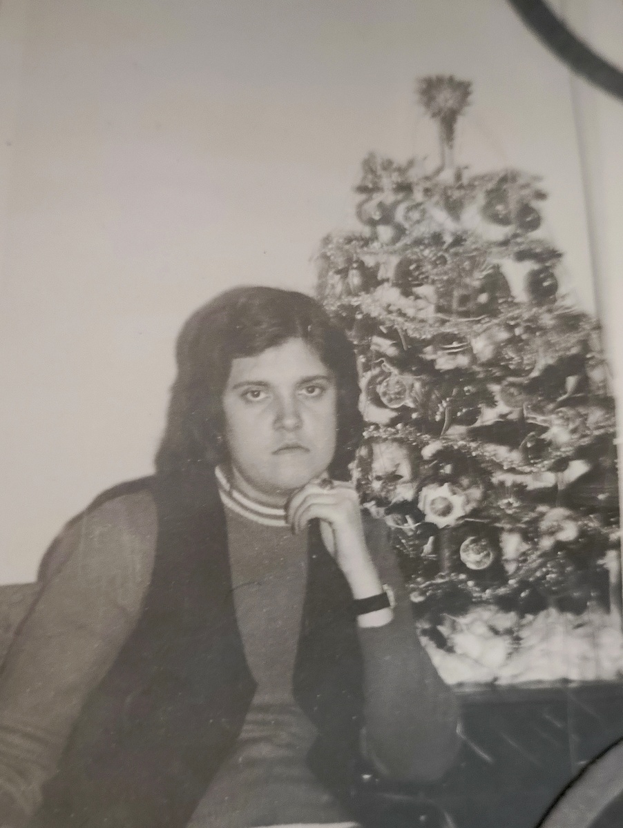 Мама возле ёлочки 🌲