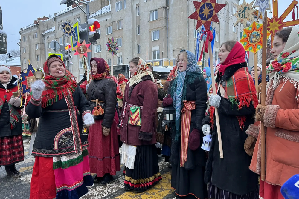    Шествие сопровождали фольклорные коллективы. / Фото: Администрация города Рыбинска