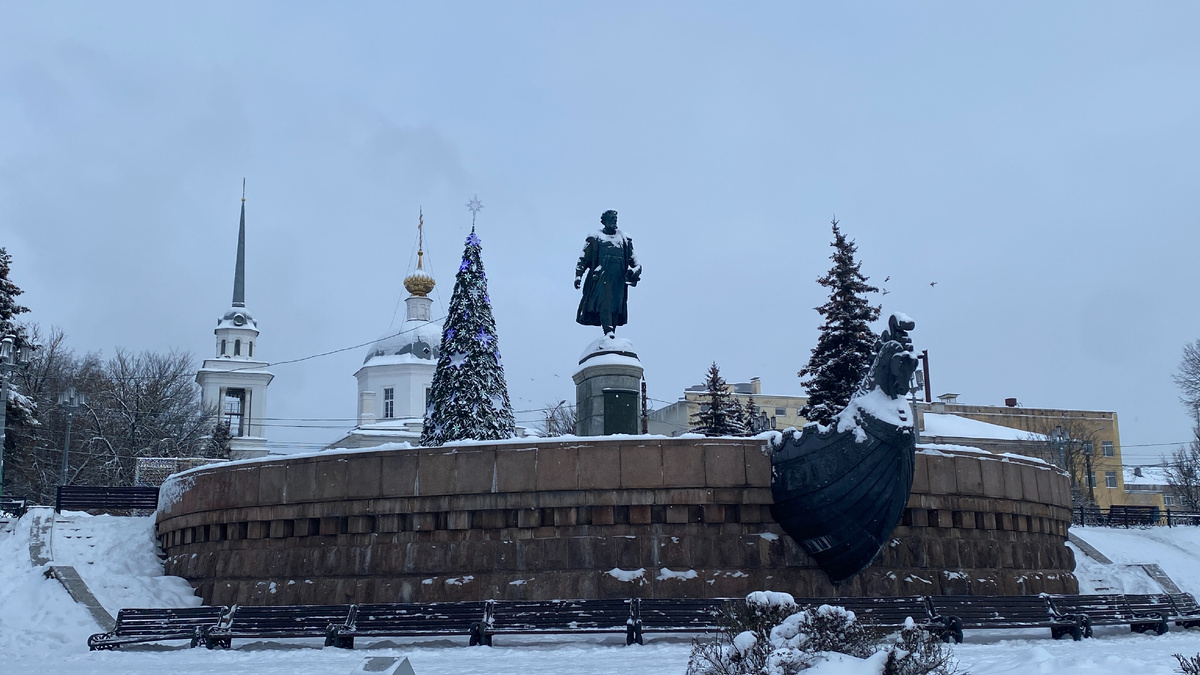 Памятник Афанасию Никитину в Твери.