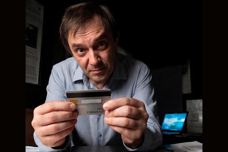    Мошенники нашли новый лайфхак: сами блокируют вашу карту, а потом звонят «спасать» деньги.