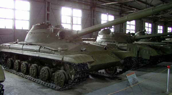 Внешне опытный танк имеет много общего с серийными Т-62 и Т-64. Фотография в свободном доступе.