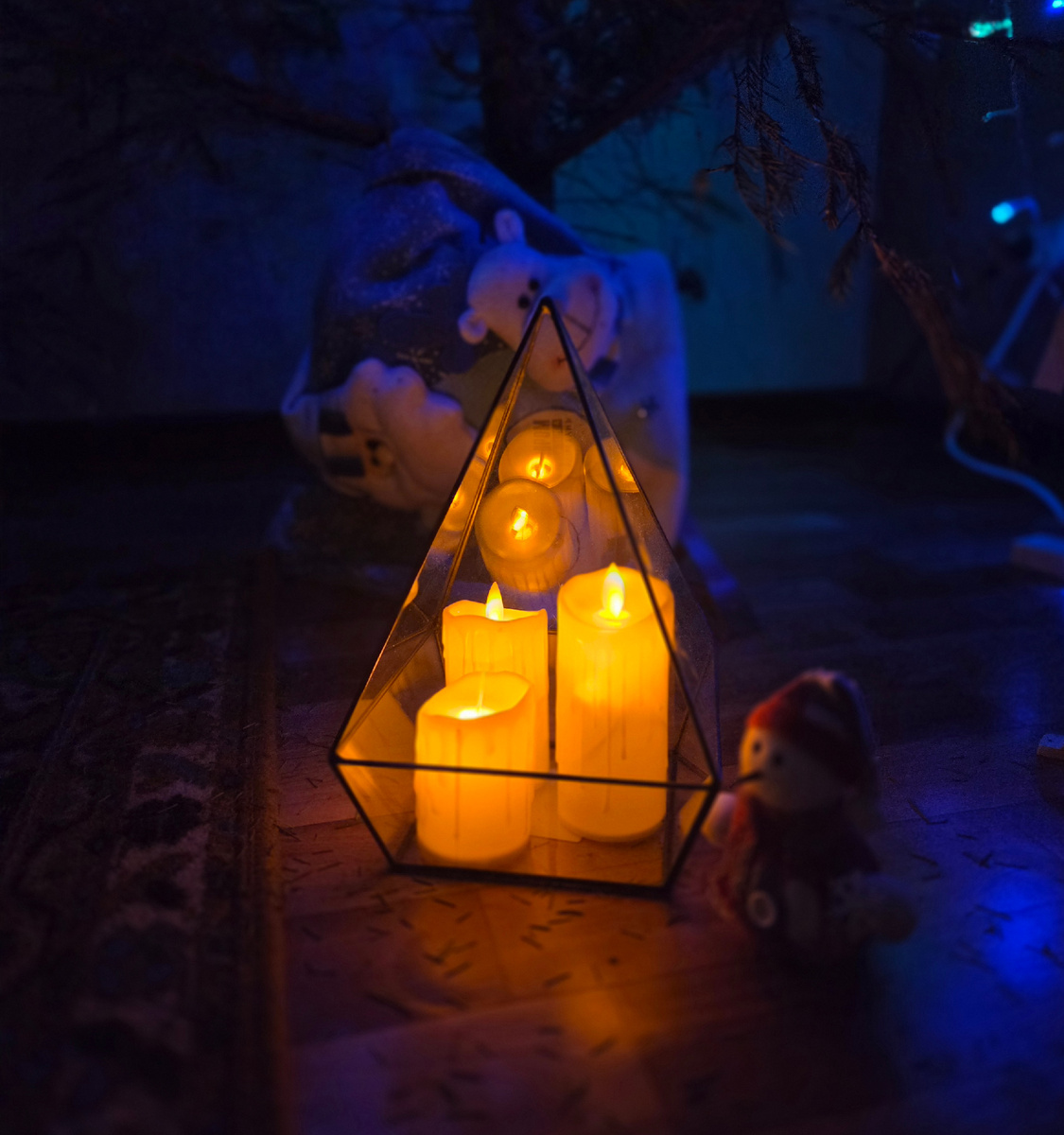 Флорариум - мой подарочек в ожидании растений исполняет под ёлкой роль подсвечника. Фото: Зеленая леди, сад, семья и томатный сок 