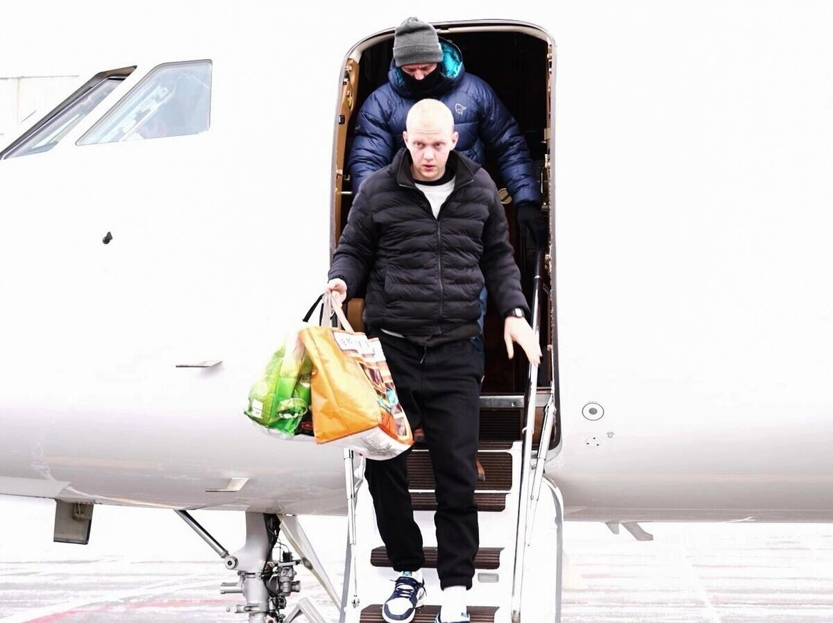    Баскетболист Даниил Касаткин, вернувшийся из Франции в Москву. Стоп-кадр видео | © РИА Новости / ФСБ РФ