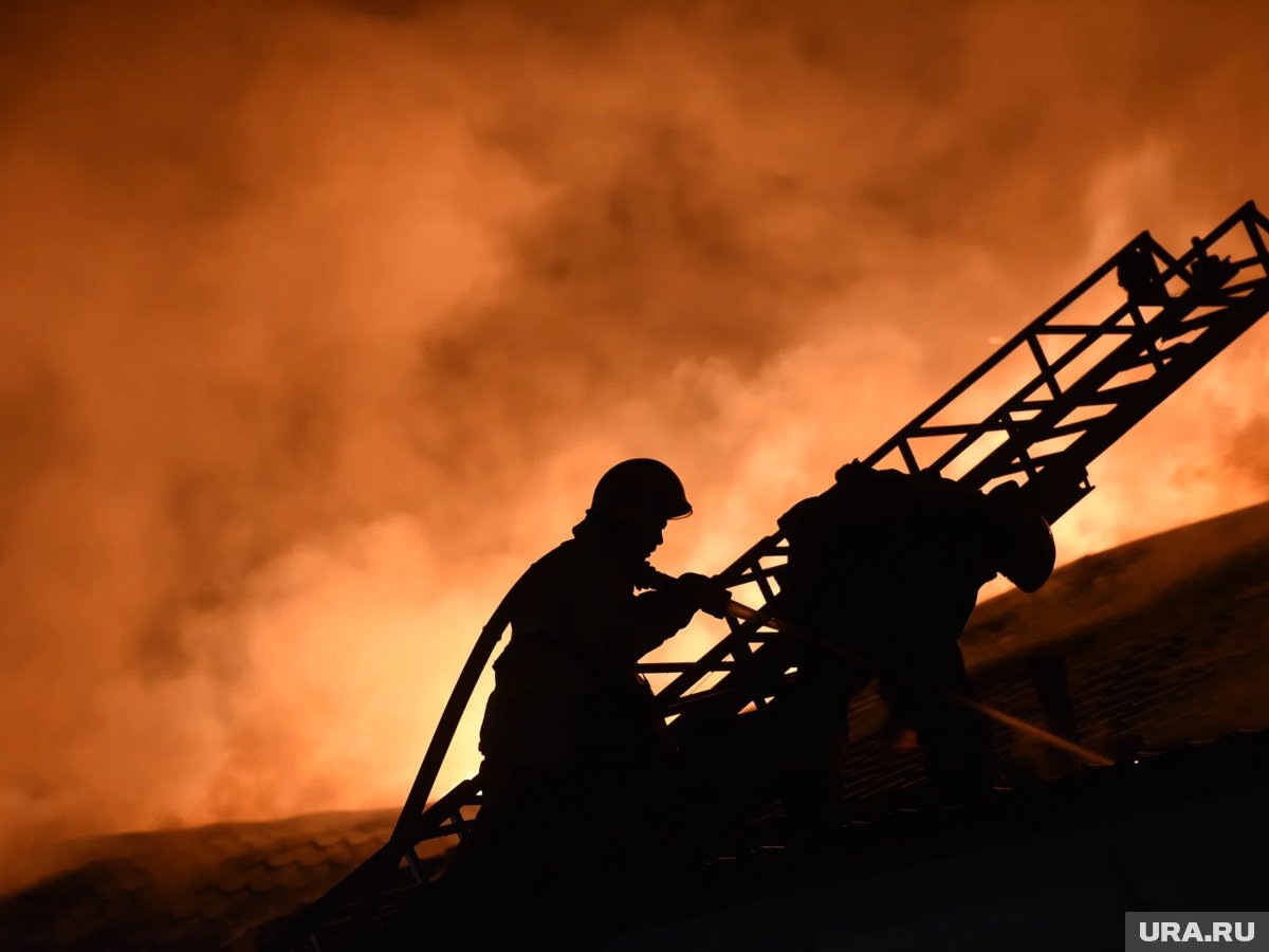     Спасатели ликвидировали открытое горение на фабрике (архивное фото)