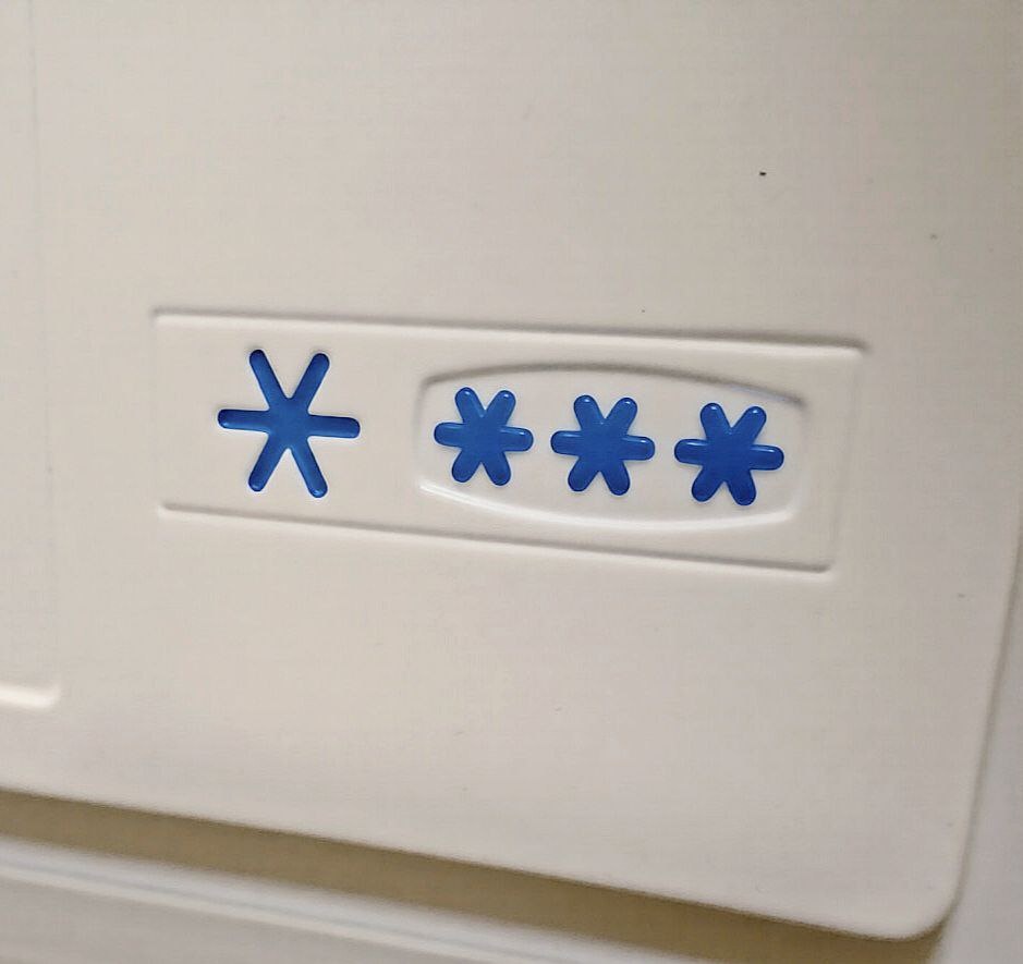 Снежинки наносят в разных местах морозильной камеры холодильника. Иногда они почти не заметны. 